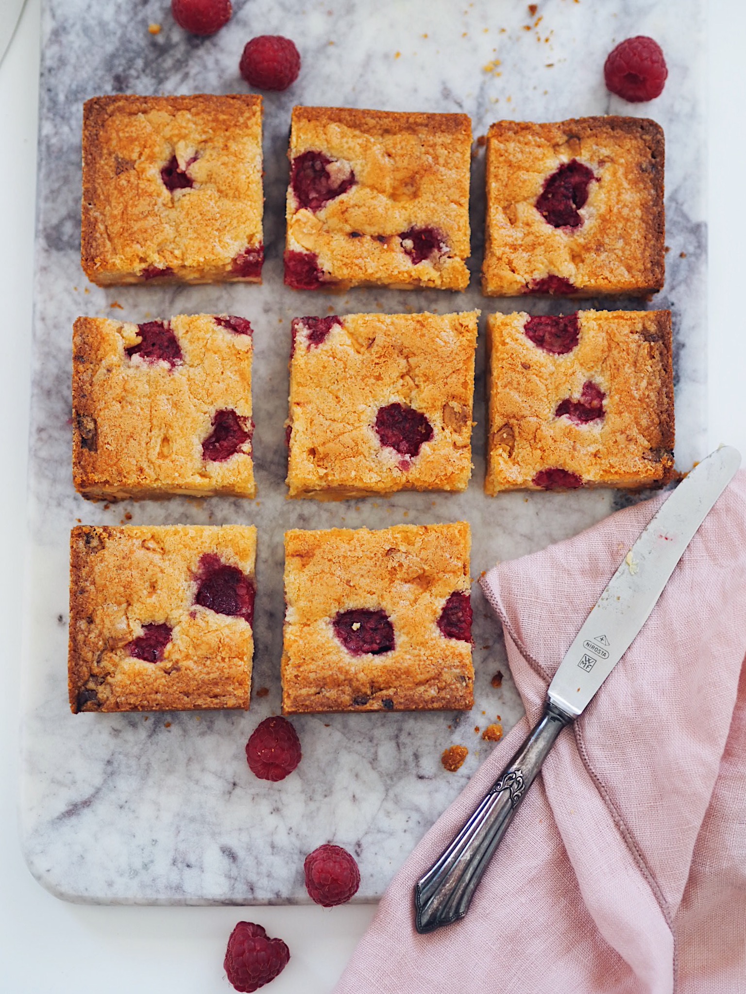 Blondies mit Himbeeren und weißer Schokolade