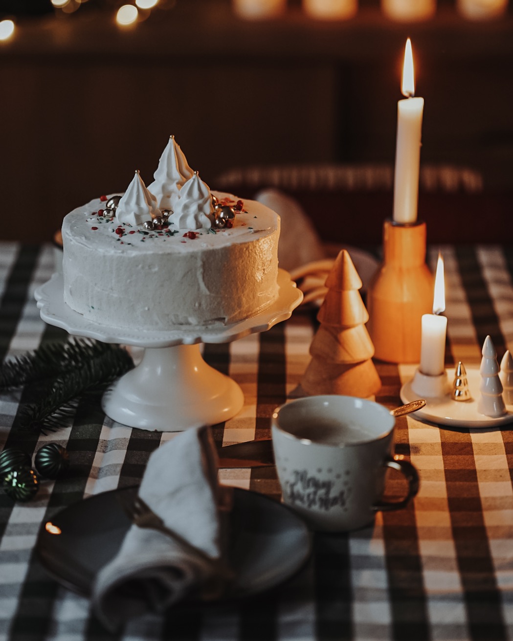 Weihnachtliches Biskuittörtchen mit Kirsch-Füllung und Zimtsahne