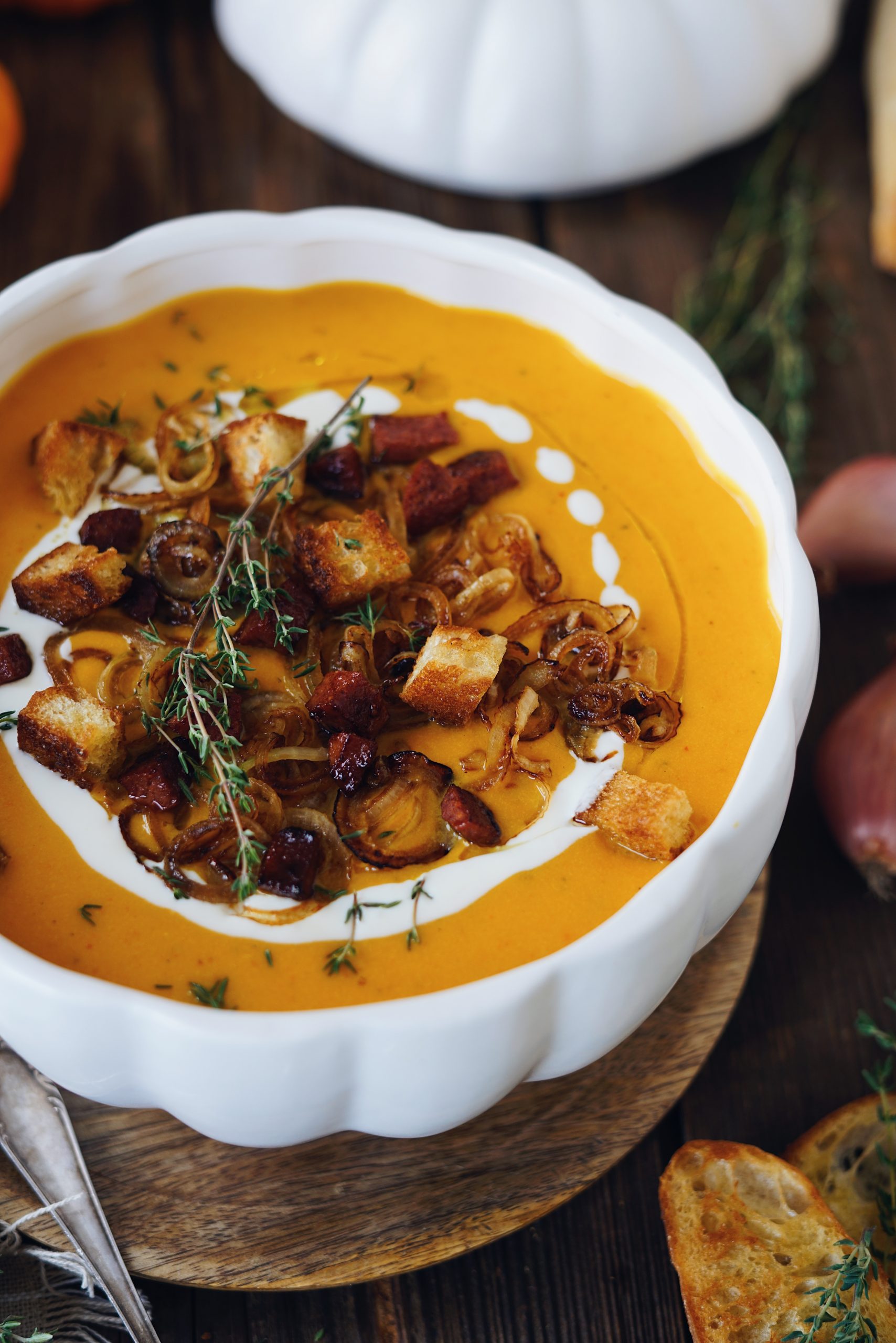 Cremige Cheddar-Kürbissuppe mit geröstetem Knoblauch und Sucuk | Marry ...