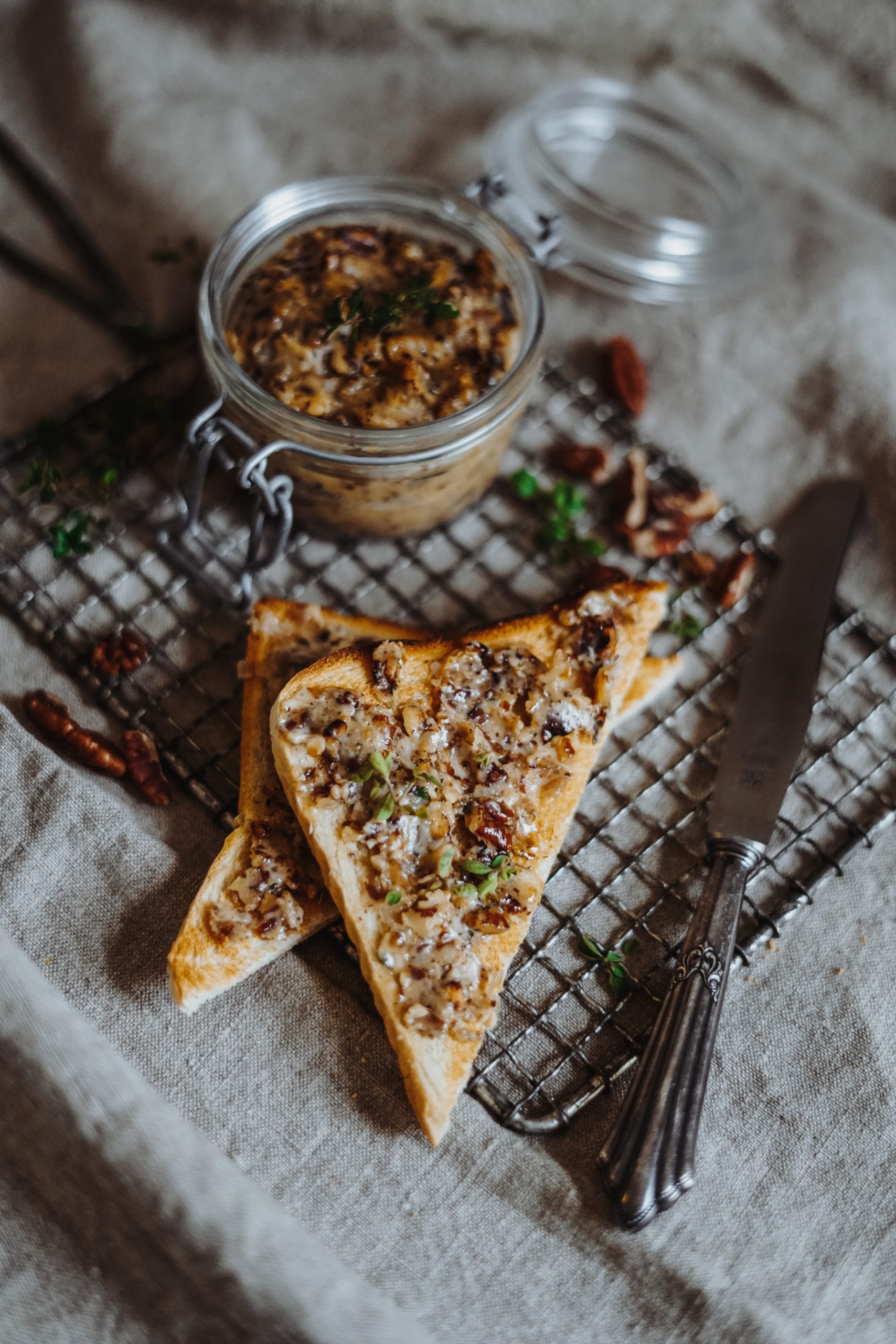 Festliche Nussbutter mit Thymian und Knoblauch