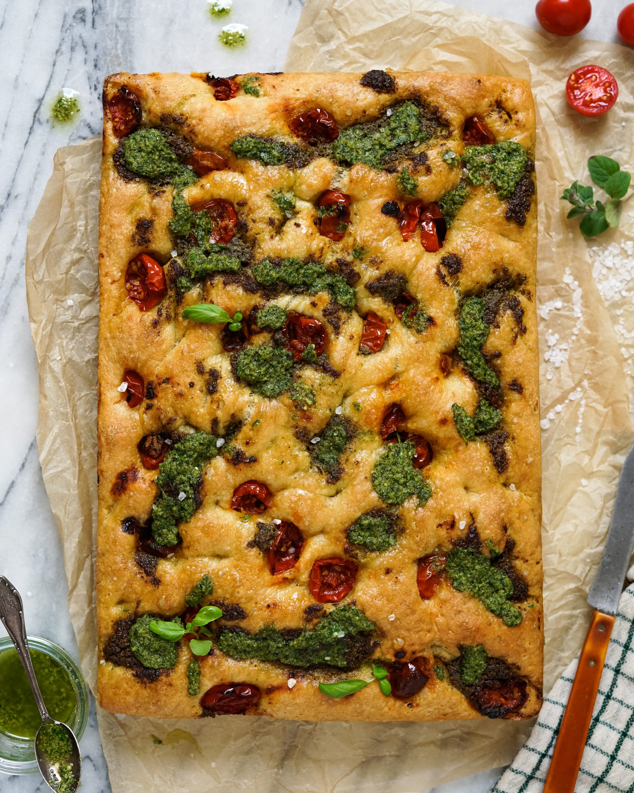 Focaccia mit Pesto und ofengeschmorten Cherry Tomaten