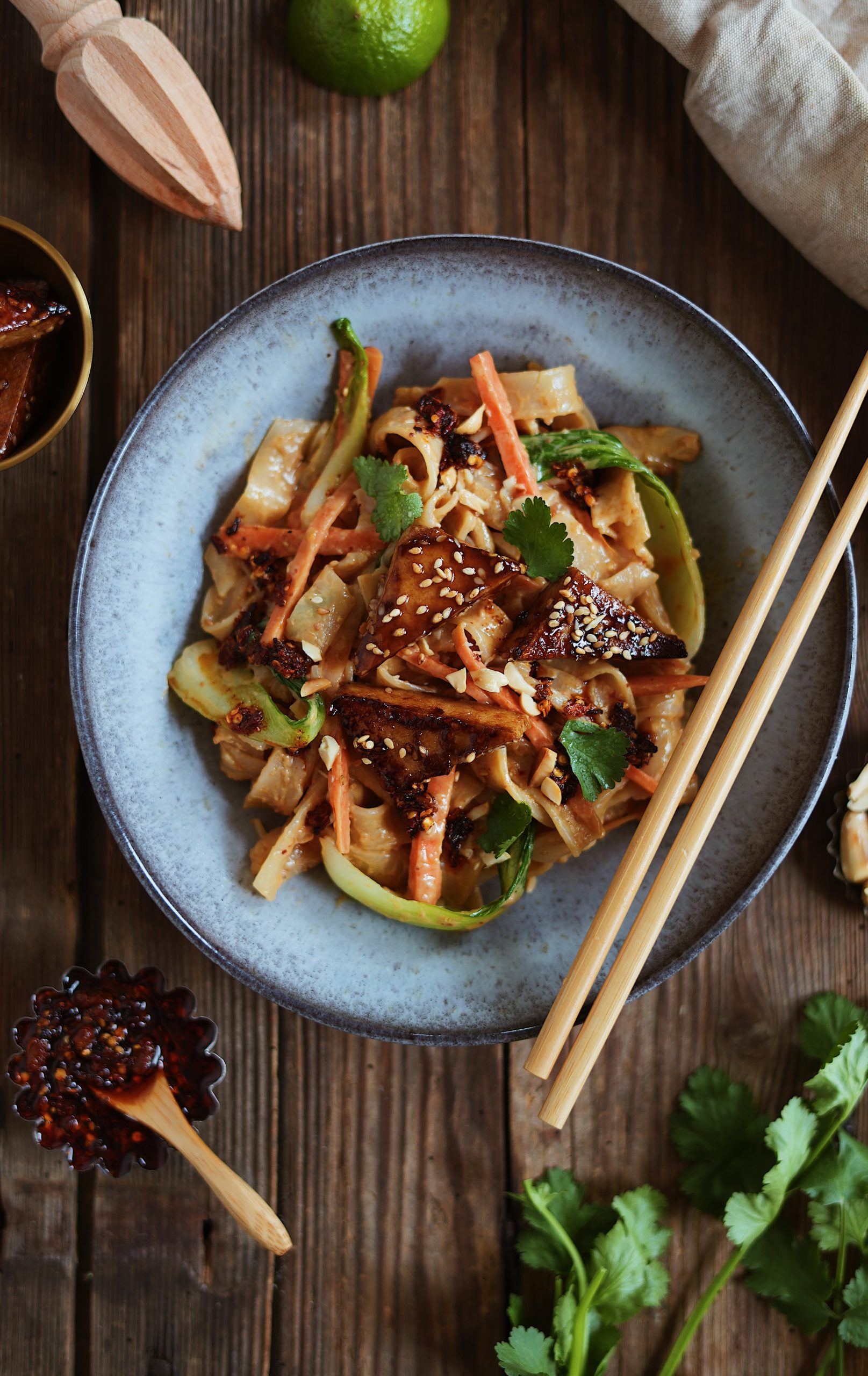 Reisnudeln in cremiger Erdnusssauce mit Sesamtofu