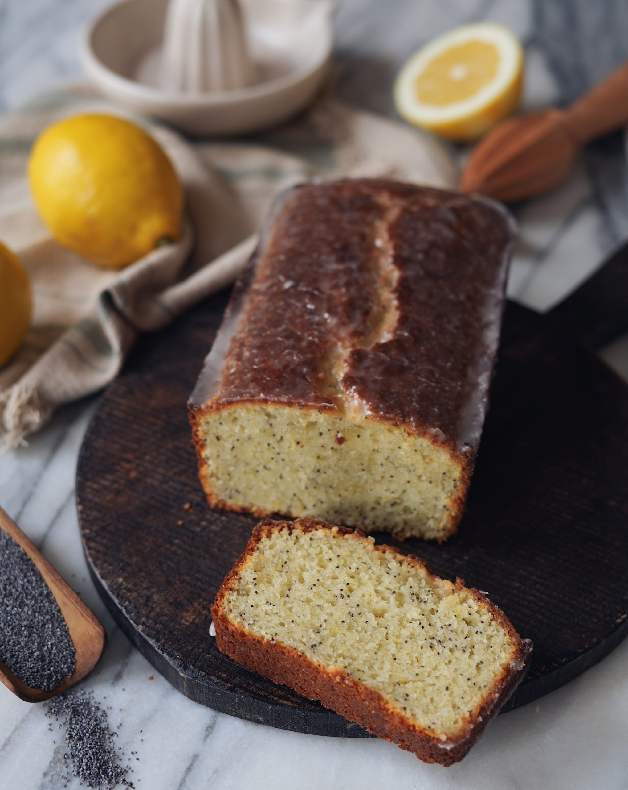 Saftiger Zitronenkuchen mit Mohn