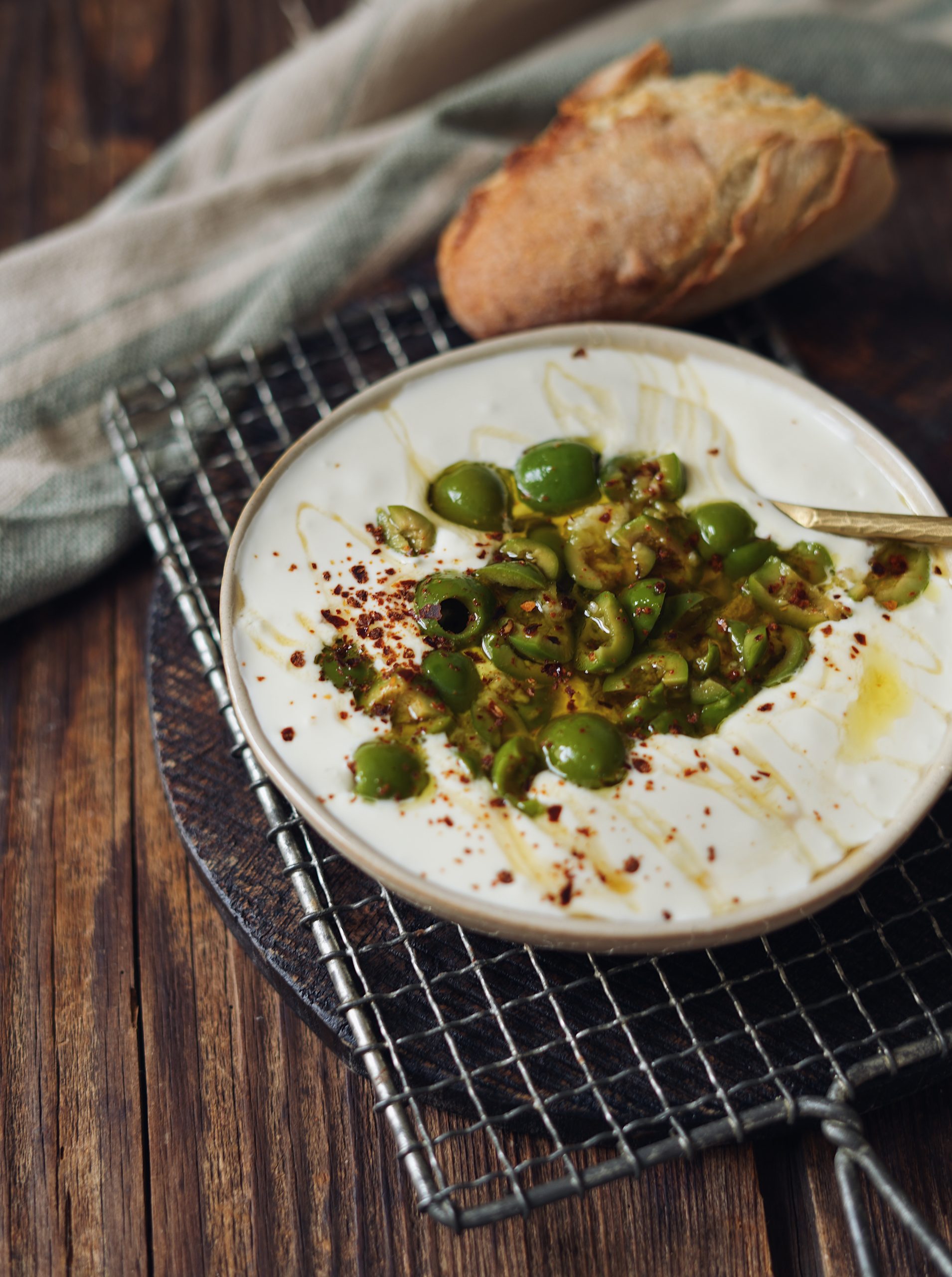 Feta-Honig-Creme mit marinierten Oliven