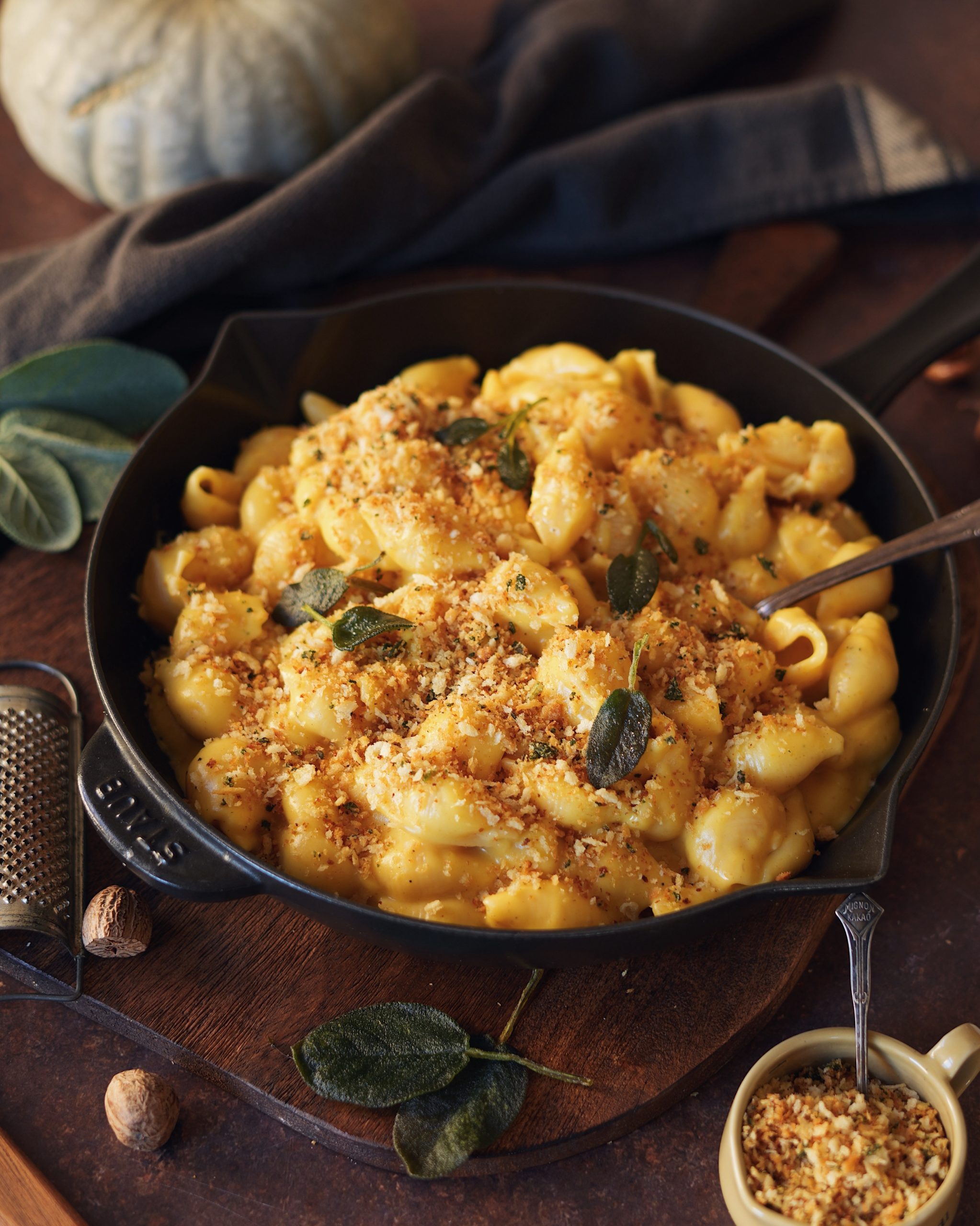 Cremiges Kürbis Mac&Cheese mit knusprigen Salbei-Semmelbröseln