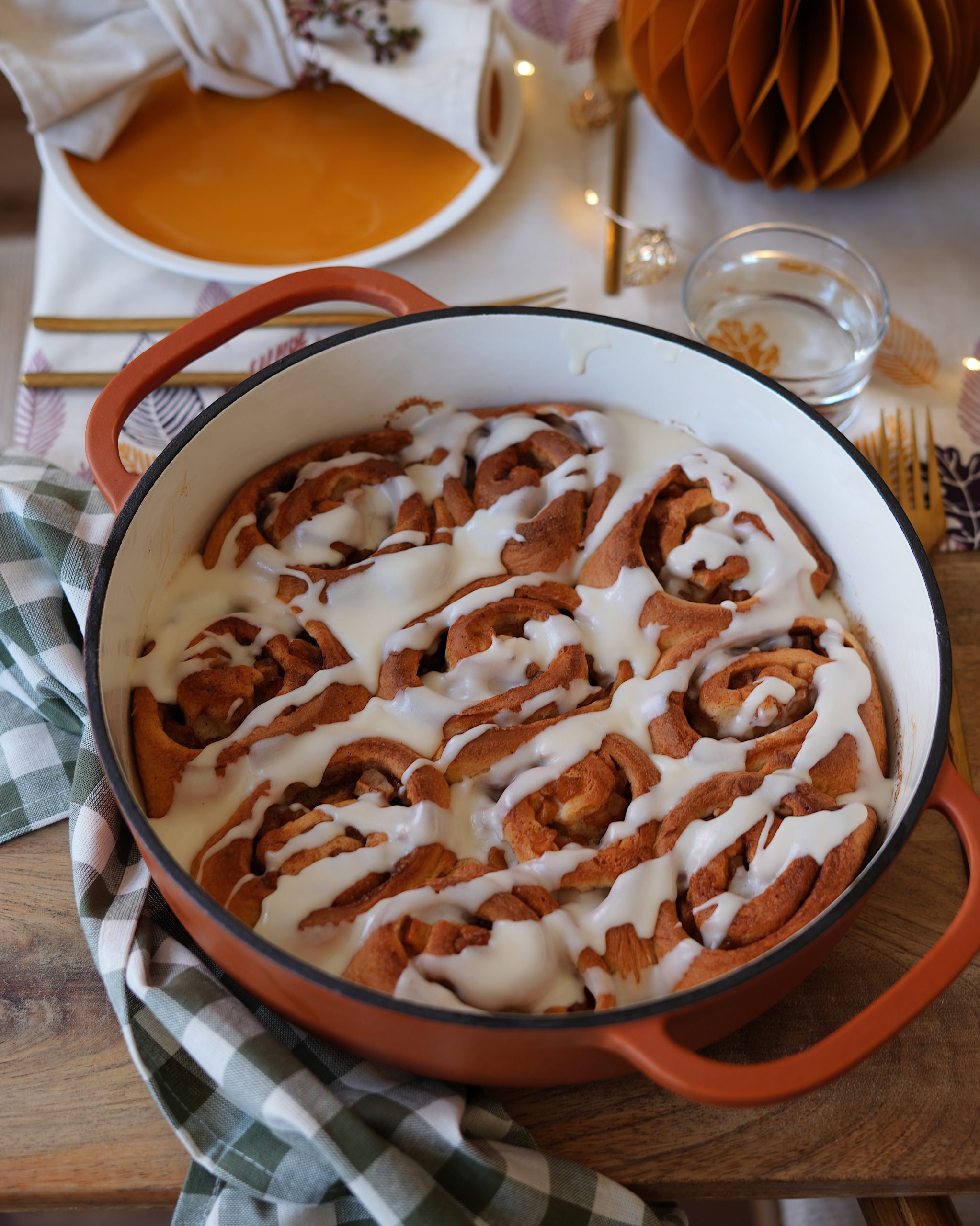 Apple Pie Zimtschnecken mit Cream Cheese Frosting