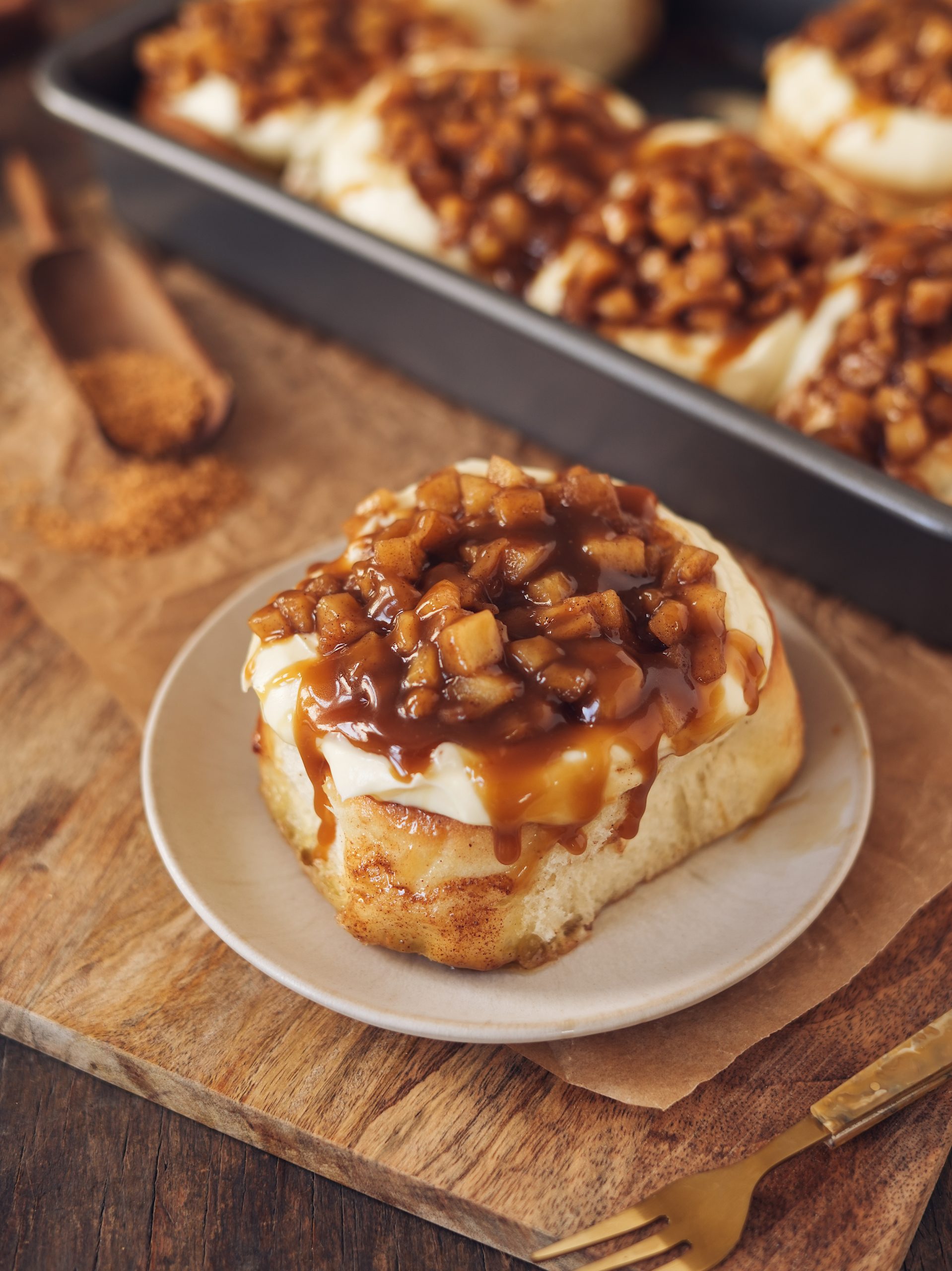 Weiche und fluffige Apple Pie Zimtschnecken mit Frischkäsefrosting